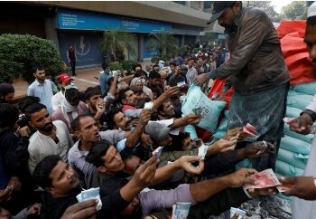 মুরগির মাংস প্রতি কেজি ৬৫০ টাকা, ডিম ৩০০ টাকা ডজন,দ্রব্যমূল্য বৃদ্ধিতে জেরবার পাকিস্তান