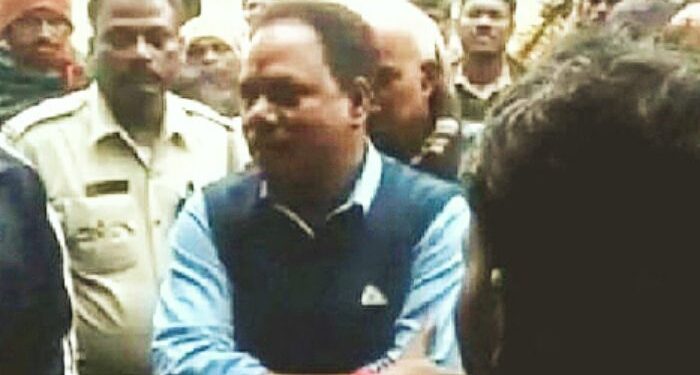 “সুরক্ষাকবচ” কর্মসূচীতে গ্রামবাসীদের বিক্ষোভের মুখে পড়লেন “দিদির দূত” বিদায়ক নেপাল ঘড়ুই