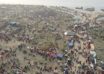 দামোদরের ’তেলকুপি গয়া ঘাটে’ পূণ্য স্নান  সারতে হাজির হাজার হাজার আদিবাসী পূণ্যার্থীর ভিড়