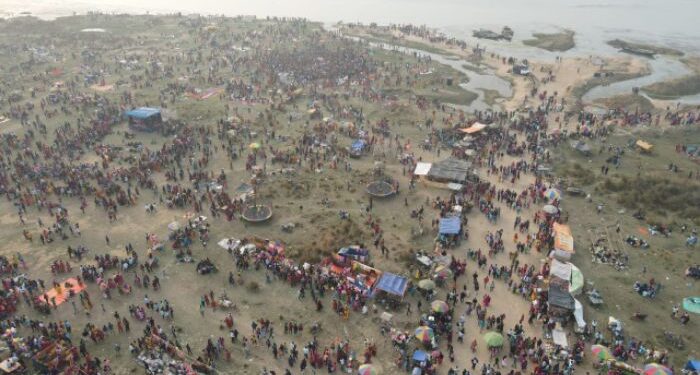 দামোদরের ’তেলকুপি গয়া ঘাটে’ পূণ্য স্নান  সারতে হাজির হাজার হাজার আদিবাসী পূণ্যার্থীর ভিড়
