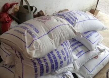 জামালপুরে রাস্তা থেকে ১১ বস্তা খাদ্যসাথীর চাল উদ্ধার করল পুলিশ