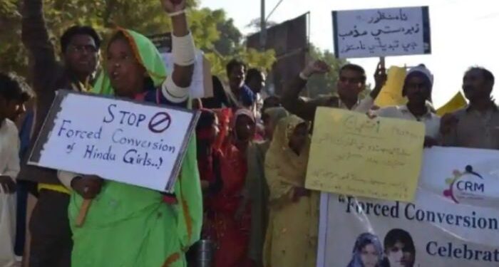 পাকিস্থানে ধর্মীয় সংখ্যালঘু মেয়েদের জোরপূর্বক ধর্মান্তরকরণ এবং বিবাহ নিয়ে উদ্বেগ প্রকাশ করল জাতিসংঘ