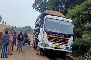 মঙ্গলকোটে ওভারলোড বালির গাড়ির “দৌরাত্ম” বন্ধের দাবি