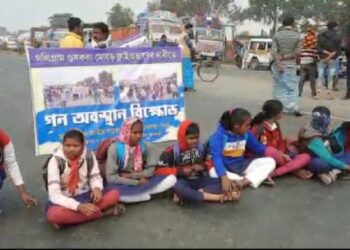 আবাস যোজনা নিয়ে অনিয়ম খুঁজতে বেরিয়ে জাতীয় সড়কে পথ অবরোধে আটকে পড়লেন কেন্দ্রীয় প্রতিনিধিরা