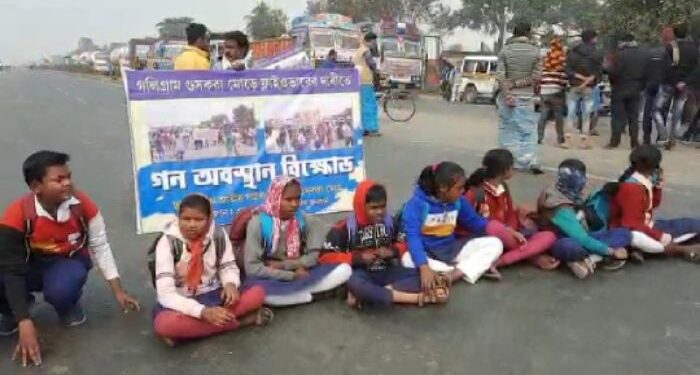 আবাস যোজনা নিয়ে অনিয়ম খুঁজতে বেরিয়ে জাতীয় সড়কে পথ অবরোধে আটকে পড়লেন কেন্দ্রীয় প্রতিনিধিরা