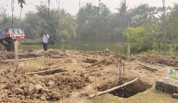 আউশগ্রামে বেআইনিভাবে পুকুর ভরাট করে বাড়ি নির্মাণের অভিযোগ