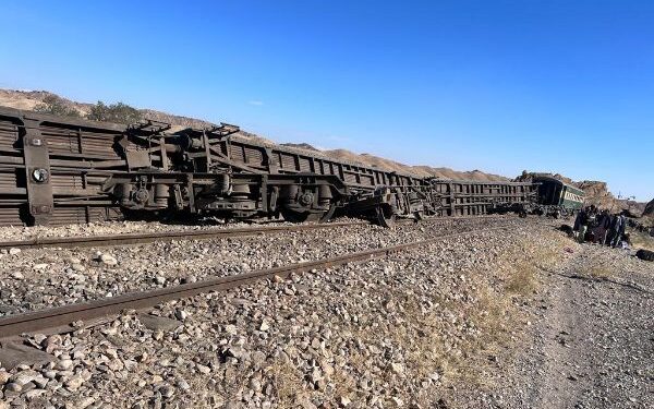 পাকিস্তানের বেলুচিস্তানে যাত্রীবাহী ট্রেনে বিস্ফোরণ ঘটালো বেলুচ লিবারেশন আর্মি, আহত ১৫