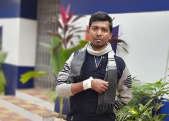 কাটোয়ার স্কুলে নেতাজীর জন্মজয়ন্তী পালনের অনুষ্ঠানের মাঝেই প্রধান শিক্ষককে বেদম পেটালেন সহ শিক্ষক