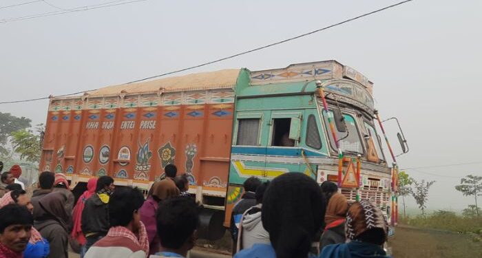 বালির ওভারলোড ট্রাক ঘিরে বিক্ষোভ, তৃণমূল নেতার বিরুদ্ধে অভিযোগের আঙুল তুললো জামালপুরবাসী