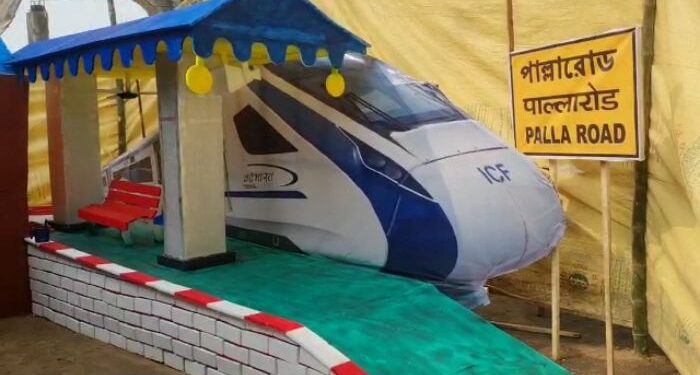 বন্দে ভারত এক্সপ্রেস ট্রেন দঁড়িয়ে পাল্লারোড স্টেশনে, সরস্বতী পুজোর এমন থিমে তুমুল হইচই