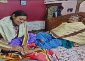 চুঁচুড়ার তৃণমূল বিধায়কের পদসেবায় রত দলীয় নেত্রী, ছবি ভাইরাল সোশ্যাল মিডিয়ায়