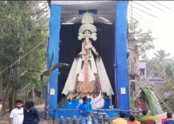 দেবী সরস্বতীর ৩০ ফুট উচ্চাতার প্রতিমা গড়ে বাগদেবীর বন্দনায় মাতলো ভক্তরা
