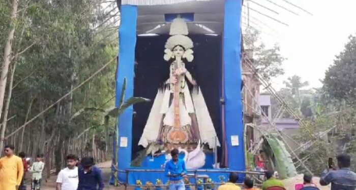 দেবী সরস্বতীর ৩০ ফুট উচ্চাতার প্রতিমা গড়ে বাগদেবীর বন্দনায় মাতলো ভক্তরা
