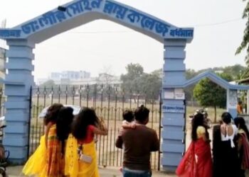 মন্তেশ্বরের গৌড়মোহন কলেজে বন্ধ সরস্বতী পূজো, অধ্যক্ষের বিরুদ্ধে ক্ষোভ পড়ুয়াদের