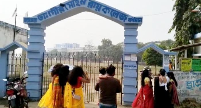 মন্তেশ্বরের গৌড়মোহন কলেজে বন্ধ সরস্বতী পূজো, অধ্যক্ষের বিরুদ্ধে ক্ষোভ পড়ুয়াদের