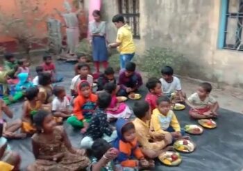 উৎসবের দিনে দুঃস্থ শিশুদের জন্য মানবিক উদ্যোগ বর্ধমানের “আমার পাঠশালা”র