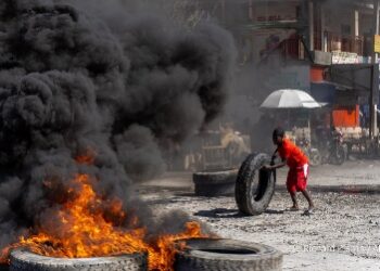 অপরাধী চক্রের হাতে নিহত এক ডজনেরও বেশি সহকর্মী, প্রতিবাদে রাজধানী পোর্ট-অফ-প্রিন্সের রাস্তায় তান্ডব চালালো হাইতির পুলিশ