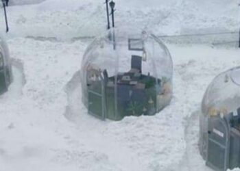 কাশ্মীরের হিল স্টেশনে পর্যটকদের আকর্ষণ কাঁচের ইগলু রেস্তোরাঁ