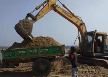 মুখ্যমন্ত্রীর বর্ধমান সফরের প্রাক্কালে সিকস্তি জমি কেটে বালি লুঠের অভিযোগ, কাঠগড়ায় বালি কারবারী