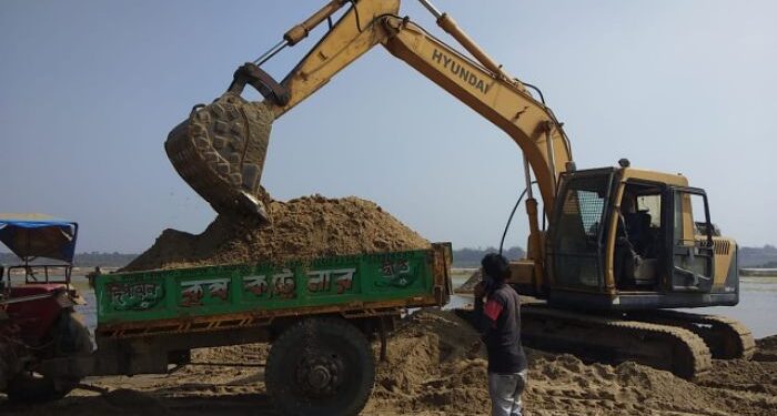 মুখ্যমন্ত্রীর বর্ধমান সফরের প্রাক্কালে সিকস্তি জমি কেটে বালি লুঠের অভিযোগ, কাঠগড়ায় বালি কারবারী