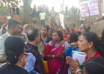 স্বনির্ভর গোষ্ঠীর টাকা নিয়ে দুর্নীতি করছেন বিডিও, কেন্দ্রীয় প্রতিনিধিদের কাছে অভিযোগ মহিলাদের