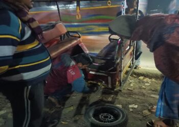 চলন্ত অবস্থায় চাকা খুলে উলটে পড়ল  যাত্রীবাহী টোটো, আহত ৪ যাত্রী