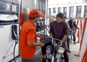 পাকিস্থানে লিটার পিছু পেট্রোলের দাম ২৭২ ও ডিজেল ২৮০ টাকা