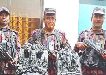 পাচারের আগে বাংলাদেশের নওগাঁয় কষ্টি পাথরের প্রাচীন ২ বিষ্ণুমূর্তি উদ্ধার