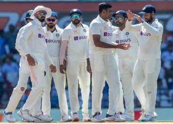 অস্ট্রেলিয়াকে দ্বিতীয় টেস্টের প্রথম ইনিংসে ২৬৩ রানে গুটিয়ে দিল ভারত