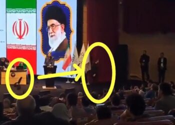 প্রকাশ্য মঞ্চে হিজাব খুলে ছুড়ে ফেললেন ইরানি মহিলা