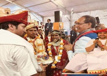 বাগেশ্বর ধামে আনুষ্ঠানিকভাবে ‘সনাতন ধর্মে’ ফিরে এল ৬২ টি খ্রিস্টান পরিবার