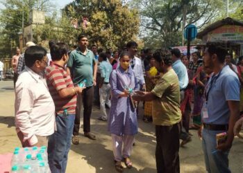 মাধ্যমিক পরীক্ষার্থীদের হাতে জলের বোতল ও কলম তুলে দিল শাসকদলের নেতাকর্মীরা