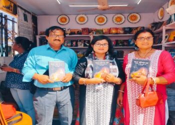 সর্বস্তরের “চোর”দের নিয়ে লেখা মঙ্গলকোটের তৃণার বই নজর কেড়েছে কলকাতা বইমেলায়