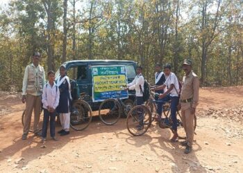 আউশগ্রাম জঙ্গলমহলের মাধ্যমিক পরীক্ষার্থীদের যাওয়া আসার পথে পাহারা দিয়ে নিয়ে গেল বন দপ্তরের কর্মীরা