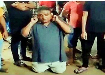 পাকিস্তানি ক্রিকেট দলকে সমর্থন করায় গোয়ার ব্যবসায়ীকে কান ধরে ক্ষমা চাওয়ালো স্থানীয় জনতা