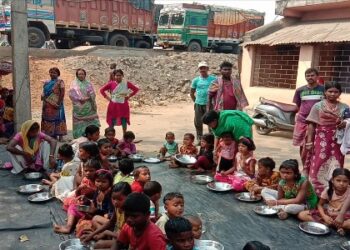 বর্ধমানের স্বেচ্ছাসেবী সংস্থার উদ্যোগে আয়োজিত হল “বাৎসরিক বনমহোৎসব ও গুণীজন সংবর্ধনা”