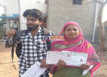 এমএ পাশ মেয়ের প্রেরণায় একসাথে মাধ্যমিক পরীক্ষা দিচ্ছেন স্কুলছুট হওয়া মা ও ছেলে