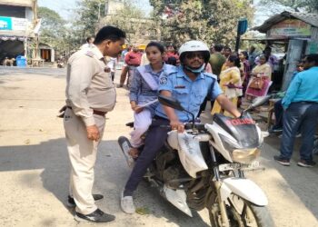 পরীক্ষার্থীর দিকে সাহায্যের হাত বাড়িয়ে দিলেন সিভিক ভলেন্টিয়ার