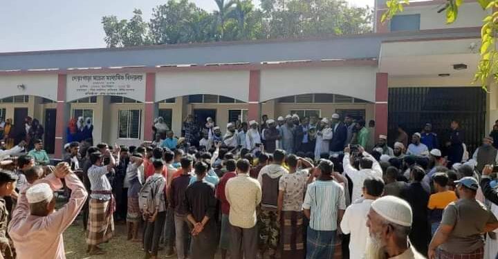 অষ্টম শ্রেণীর মুসলিম ছাত্রের কথা শুনে  ধর্মনিন্দার অভিযোগে বরখাস্ত বাংলাদেশের হিন্দু শিক্ষক