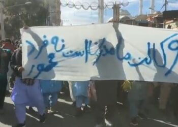 “খুনি খামেনির মৃত্যু, অভিশপ্ত খোমেনি, একনায়কের মৃত্যু !” -শ্লোগান উঠছে ইরানে