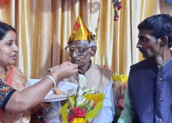 দ্বিতীয় বিশ্বযুদ্ধের স্বাক্ষী কাটোয়ার ঘনশ্যাম মণ্ডলের ১০০ তম জন্মদিন ধুমধাম করে পালন করল পরিবার