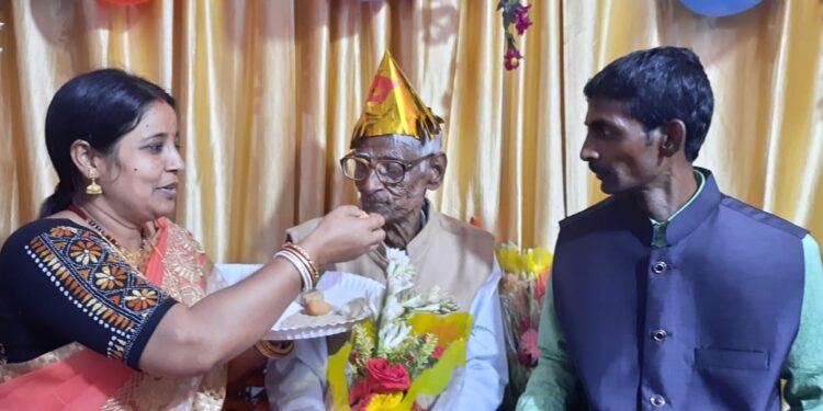 দ্বিতীয় বিশ্বযুদ্ধের স্বাক্ষী কাটোয়ার ঘনশ্যাম মণ্ডলের ১০০ তম জন্মদিন ধুমধাম করে পালন করল পরিবার