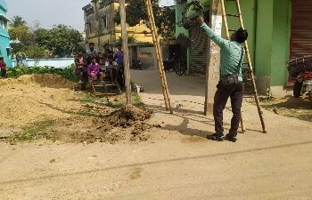 দীর্ঘদিনের দাবি মেনে রাস্তার মাঝ থেকে বিদ্যুৎবাহী খুঁটি সরানো হল গুসকরায়