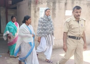 কাটোয়ায় দুই মহিলা কেপমারকে ধরে পুলিশের হাতে তুলে দিল এলাকার বাসিন্দারা