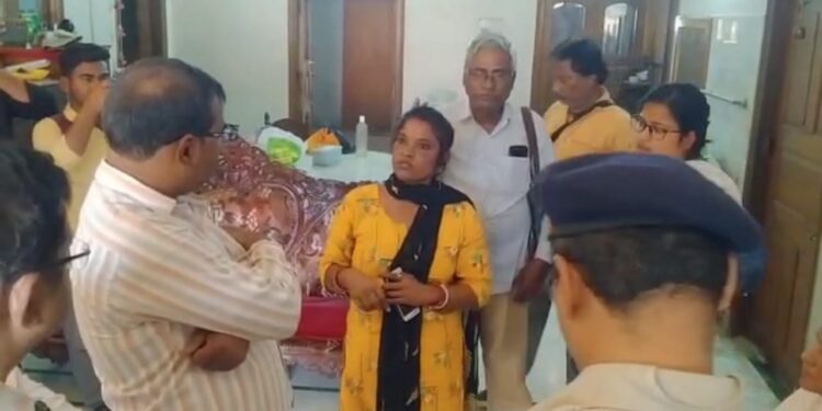 বর্ধমানে দরজা বন্ধ ঘর থেকে উদ্ধার বৃদ্ধা মা ও দুই মেয়ের মৃতদেহ