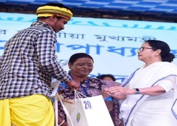 আদিবাসী যুবকের হাতে নতুন বাদ্যযন্ত্র তুলে দিলেন মুখ্যমন্ত্রী