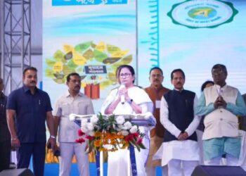 “বিভিন্ন জনকে ফোন করে টাকার দাবি করে শেয়ার  বাজারের ধস সামাল দিয়েছে কেন্দ্রের সরকার”- দাবি মমতার