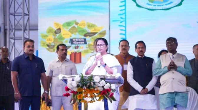 “বিভিন্ন জনকে ফোন করে টাকার দাবি করে শেয়ার  বাজারের ধস সামাল দিয়েছে কেন্দ্রের সরকার”- দাবি মমতার