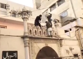 পাকিস্তানের করাচিতে আহমেদি মসজিদে হামলা চালালো তেহরিক-ই-লাব্বাইক