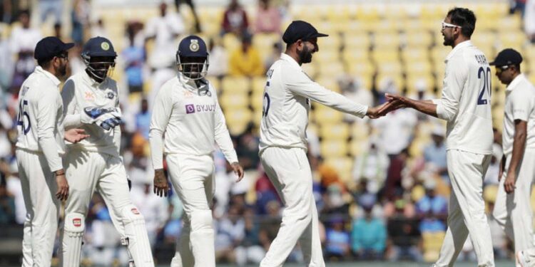 নাগপুর টেস্টে অস্ট্রেলিয়াকে ইনিংস ও ১৩২ রানে হারালো ভারত